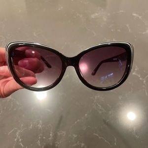 Super cute! Black, SFour “deja vu” sunglasses 😎 cat eyed frames